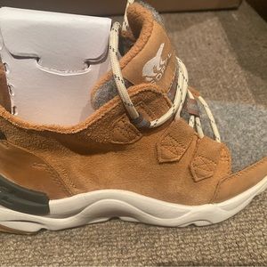 Sorel Kinetic Caribou waterproof size 6.5